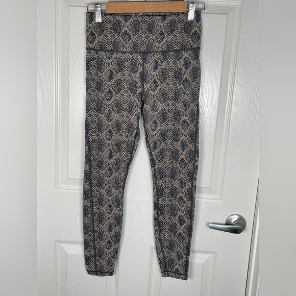 Athleta Ultimate Stash Pocket Snake 7/8 Tight Leggings Quail Gray - XS - Picture 5 of 8